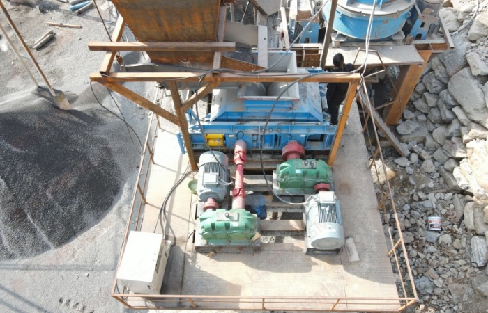 鉛鋅礦破碎機生產現場 